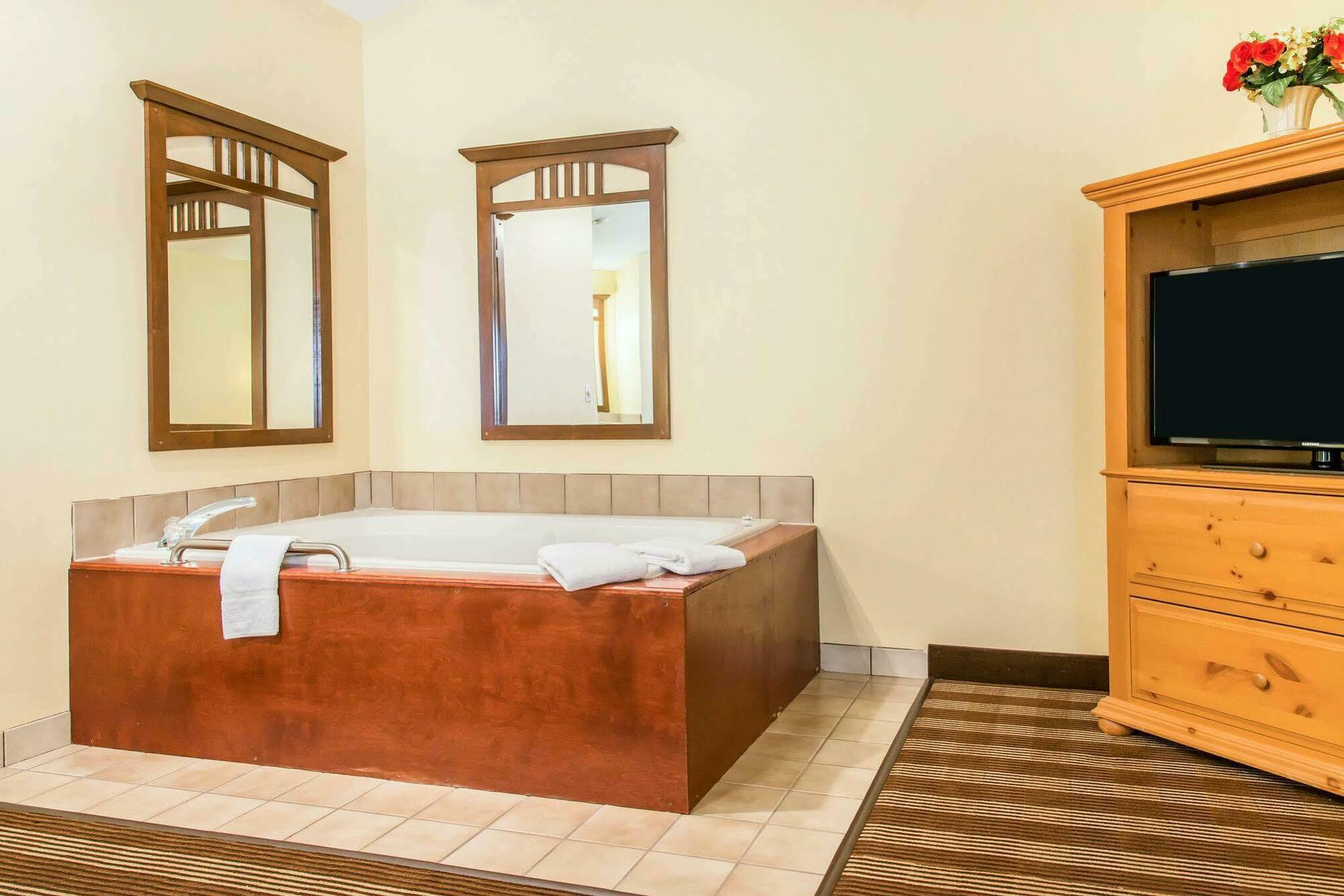 Econo Lodge Inn & Suites Eau Claire Ngoại thất bức ảnh